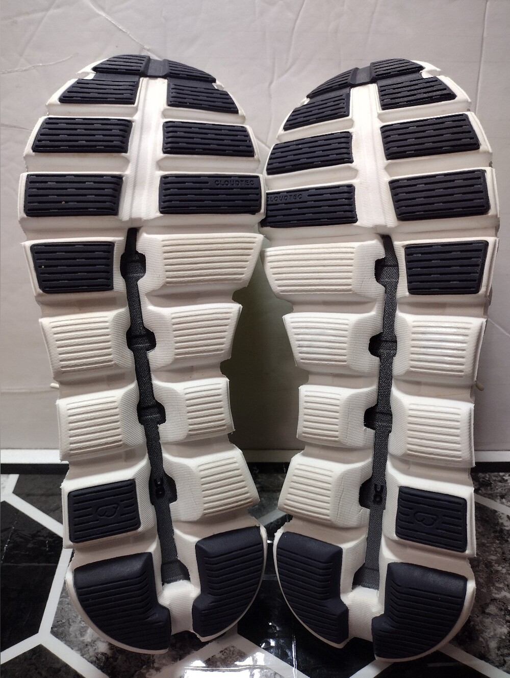 On Running Cloud 5 Coast sneakers in the Hay/Ivory colorway. Size 8 - Picture 9 of 11